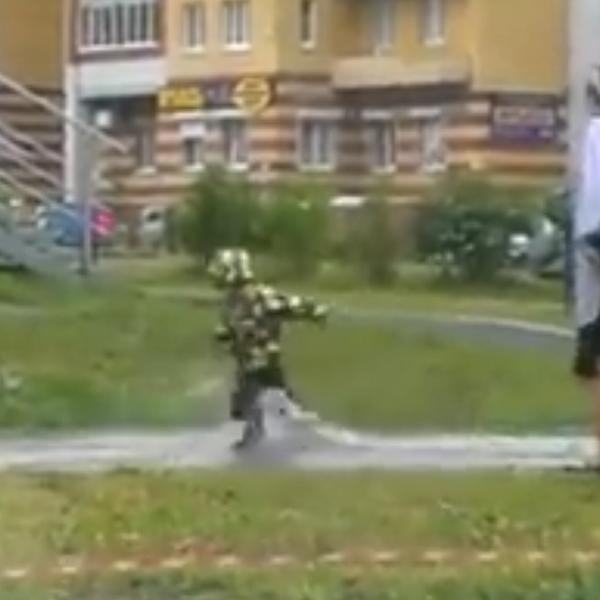 Unuk uživa, a babu SAMO ŠTO ŠLOG NIJE STREFIO! Ovo su BAŠ SVI radili kad su bili mali! (VIDEO)