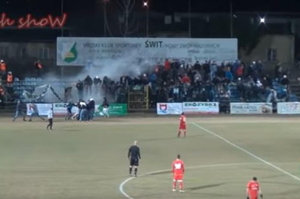 Poljska... Zemlja gde sudije i igrači gledaju tuču grobarske braće na terenu! (VIDEO)