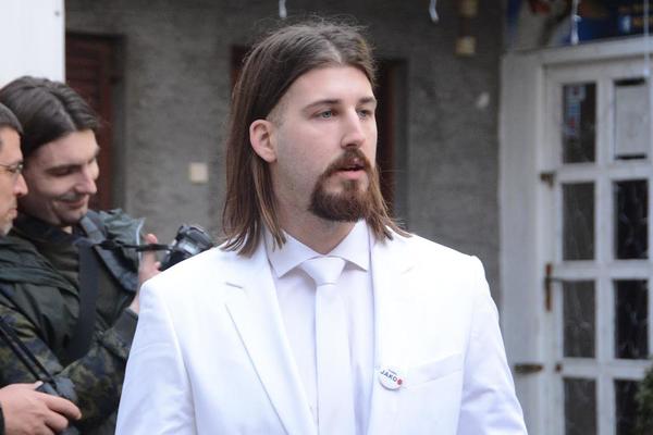 Beli o ženi Vuka Jeremića: Nijedna šišarkica ne sme biti vređana!