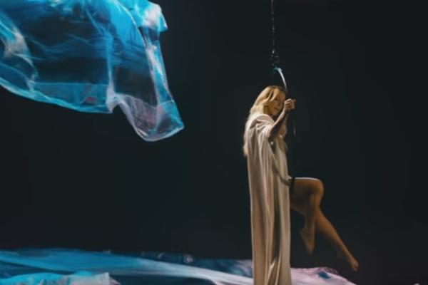 KOJA VAM SE VIŠE DOPADA, NAŠA ILI ENGLESKA? Da li je Tijana trebalo da peva na srpskom? (VIDEO)