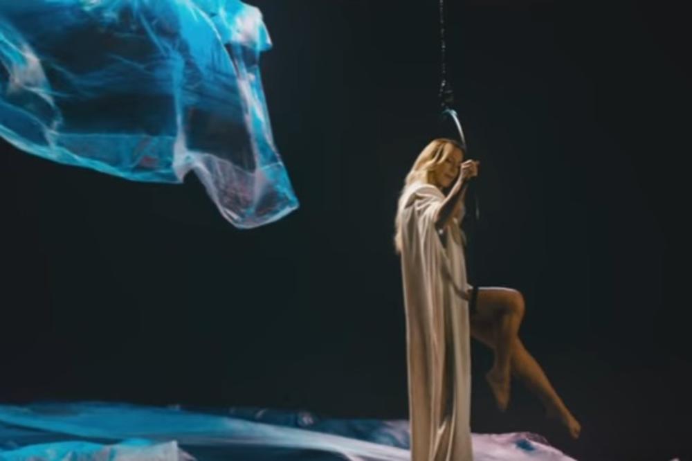 KOJA VAM SE VIŠE DOPADA, NAŠA ILI ENGLESKA? Da li je Tijana trebalo da peva na srpskom? (VIDEO)