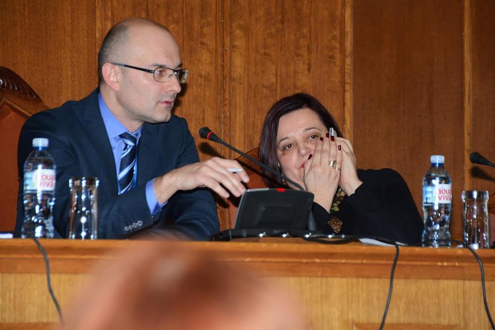 HIT NA SEDNICI RIK: Radeta se javila na telefon, članovi izborne komisije NAPUSTILI SALU!