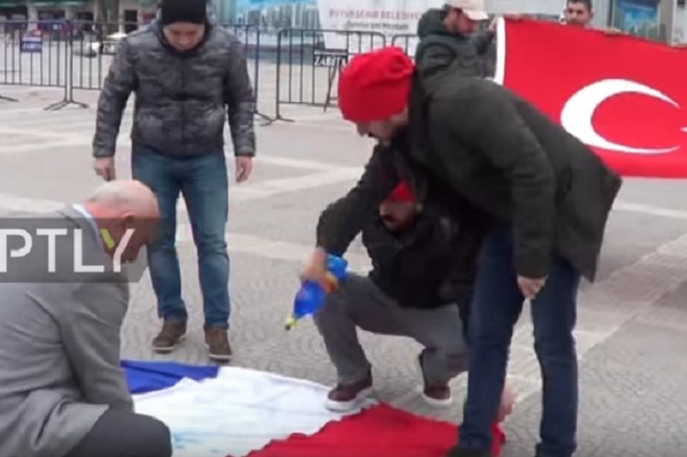 Malo su pogrešili: Turci zapalili Francusku trobojku na protestu protiv Holandije! (FOTO) (VIDEO)