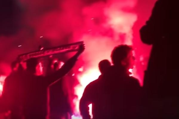 Slika koja je obišla svet! Navijači Atalante na nerealan način dočekali svoje demolirane ljubimce! (VIDEO)