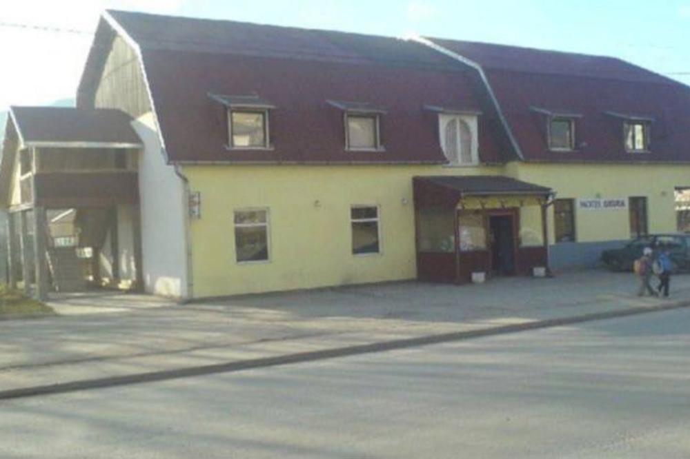 PRIVELI OCA UČESNICE PAROVA! Hapsilo ga 15 specijalaca sa fantomkama zbog PROSTITUCIJE SA MALOLETNICAMA! (FOTO)