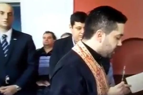 I BOG JE UČLANJEN U SNS: Sveštenik se molio za sve NAPREDNJAKE! (VIDEO)