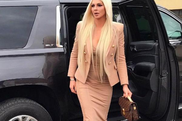 KARLEUŠA SKINULA PERIKU: Evo kako izgleda kad JK pokaže svoju kosicu! (FOTO)