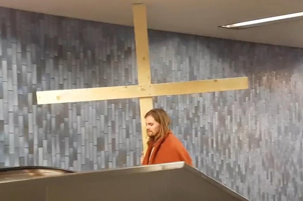 Krst pretežak, Isus krenuo pokretnim stepenicama, a tamo - TOTALNI KURCŠLUS! (VIDEO)