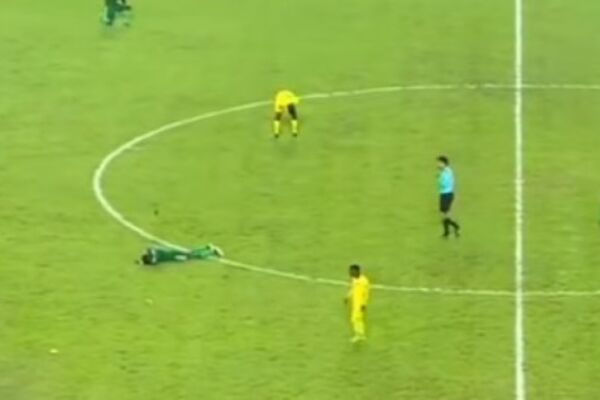 Fudbaleri se gušili i padali od nemoći... Nećete moći da spavate posle ove jezive scene! (VIDEO)