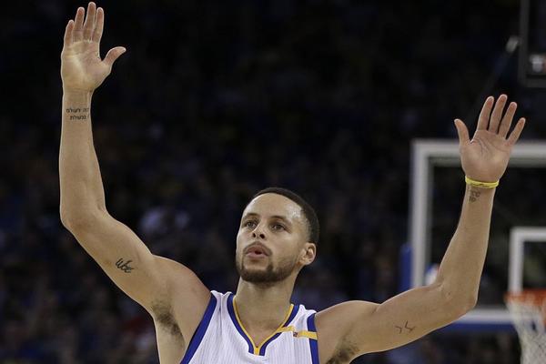 Siksersi umalo upropastili rođendan Kariju, Bobi video Lebrona kako postaje zver, Bruklin se poklonio Vestbruku! (VIDEO)