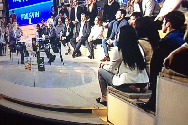 POKAZALA JE STRAŽNJICU I PLATILA CENU ZA TO: Šta se desilo sa statistkinjom iz Ćirilice o kojoj svi pričaju? (FOTO)