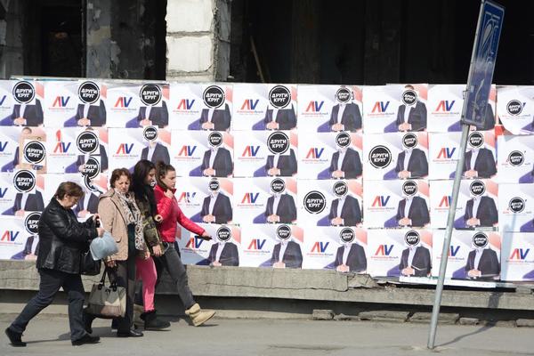 UHAPŠENI JER SU CEPALI VUČIĆEVE PLAKATE: SNS optužuje Sašu Jankovića da im je dao nalog