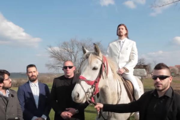 BELOG OPTUŽILI DA JE PLAGIJATOR! Iskopirao političara s dugom kosom i bradom koji je jahao konja?! (FOTO)