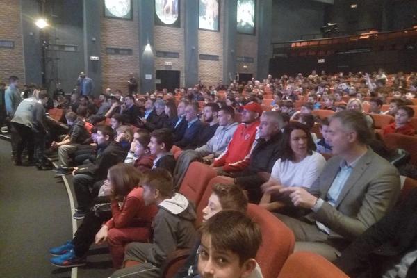 Šta mislite, zbog koga su deca bila srećnija što ga vide? Stefana Birčevića ili Ajzeu Ostina? (VIDEO)