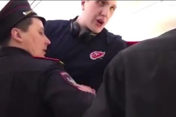 NEVIĐENA SRAMOTA: Ruski odbojkaš izbačen iz aviona iz najbizarnijeg razloga ikada! Policija koristila silu! (VIDEO)