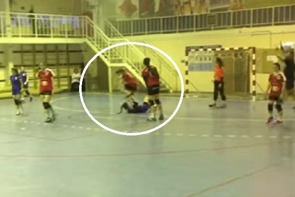 ODVRATNO! GROZOTA! Pomahnitala 15-godišnjakinja umalo slomila glavu ruskoj rukometašici! (VIDEO)