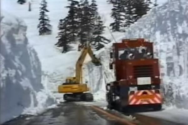 Kako očistiti 30 metara visok sneg? Nikakav problem! Ovi Japanci objašnjavaju! (VIDEO)