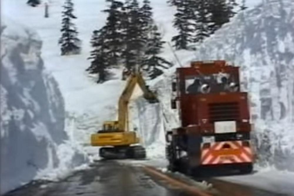 Kako očistiti 30 metara visok sneg? Nikakav problem! Ovi Japanci objašnjavaju! (VIDEO)