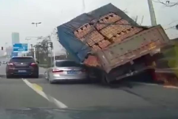 Samo se prišunjao kamionom i... Ma, ni Džejms Bond ne bi smislio bolju likvidaciju! (VIDEO)