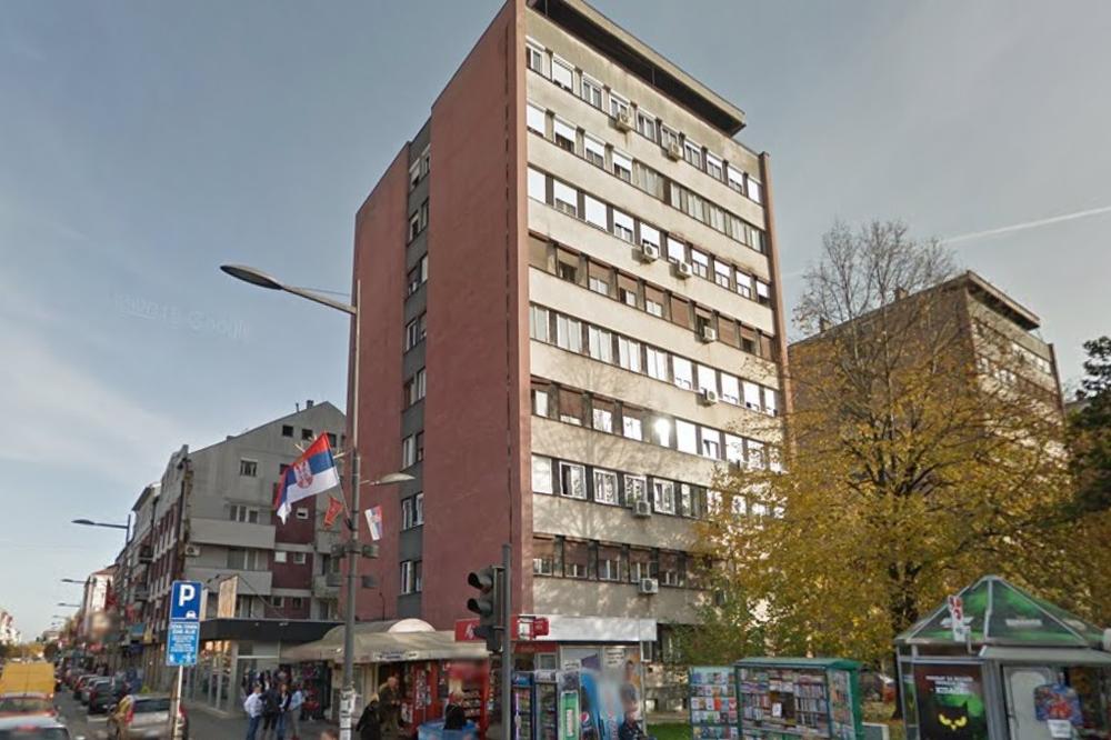 TINEJDŽER SKOČIO SA SOLITERA! Stravično samoubistvo u Valjevu!