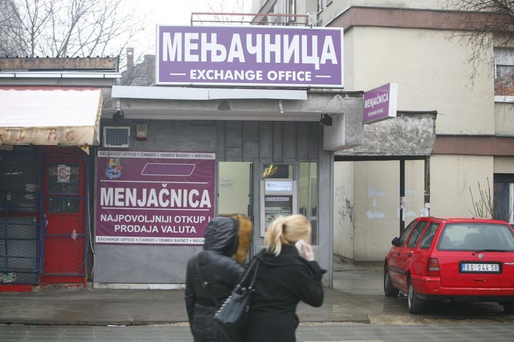 SRBIJA NIJE VIDELA OVAKVU PREVARU: Umesto novca u menjačnicama davali... Ma, nećete verovati! (FOTO)