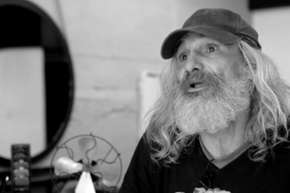OD BESKUĆNIKA DO VRHUNSKOG FRAJERA! UŠAO je U FRIZERSKI SALON Posle 25 godina! Kada se pogledao u ogledalo, krenule su mu suze! (VIDEO)