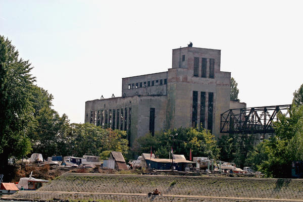 SRBIJO, SRAM TE BILO! Ovo je nekada bila SNAGA I SVETLOST BEOGRADA, a danas je OBIČNA RUPETINA! (FOTO)