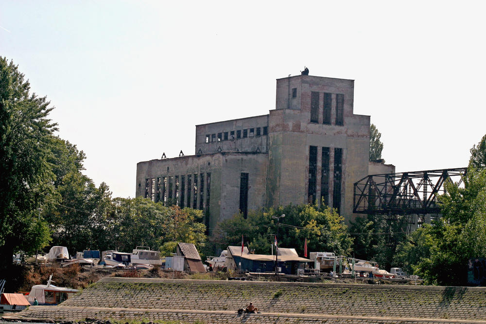 SRBIJO, SRAM TE BILO! Ovo je nekada bila SNAGA I SVETLOST BEOGRADA, a danas je OBIČNA RUPETINA! (FOTO)