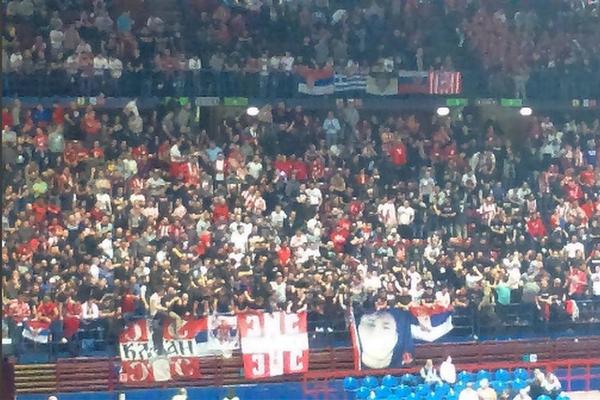 Super je bilo ovo gostovanje u Srbiji! Ovim rečima su navijači Milana opisali šta su napravile Delije na tribinama! (VIDEO)