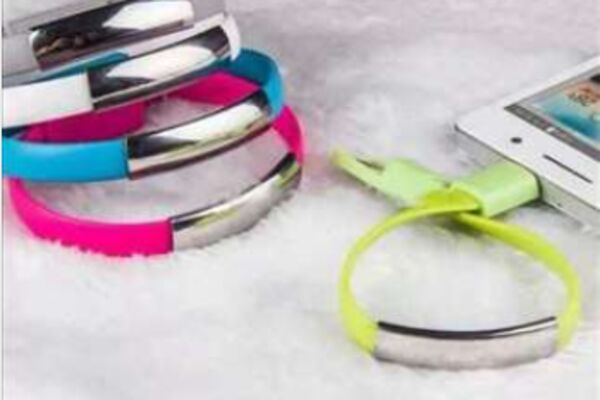 KAKAV HIT! Narukvica sa USB-om neće dozvoliti da ponovo propustite dobar film! (FOTO)