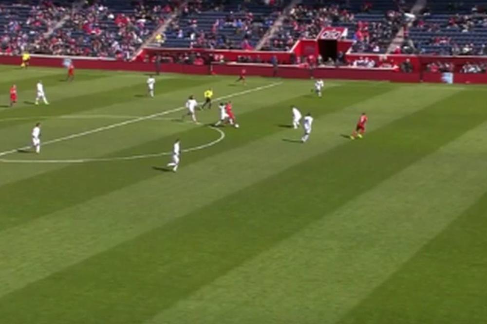 Našli smo sudiju za Večiti derbi! Svi su videli ofsajd, a on je rekao pomoćniku da spusti zastavicu! Posle su mu se svi izvinjavali! (VIDEO)