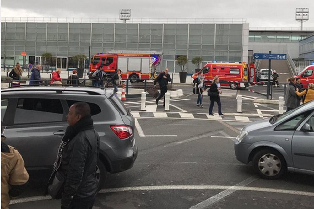 DRAMA NA AERODROMU U PARIZU! Probao da oduzme oružje vojniku, odmah ga izrešetali! (FOTO) (VIDEO)