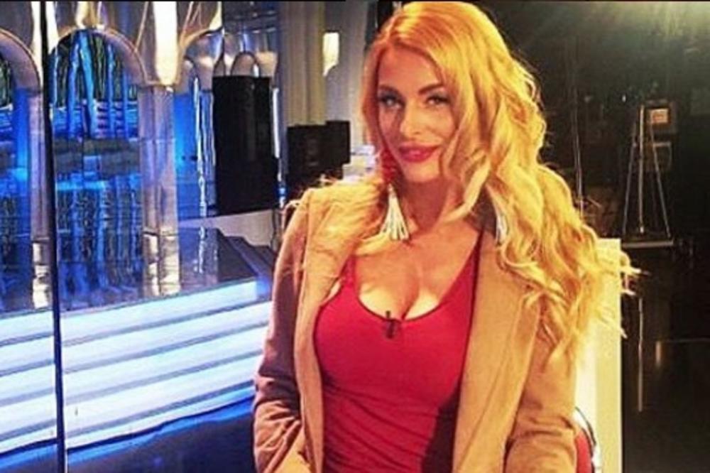 CICE UBICE! Grandova voditeljka se hvalila šminkom i frizurom, a grudi joj kiptale na sve strane! (FOTO)