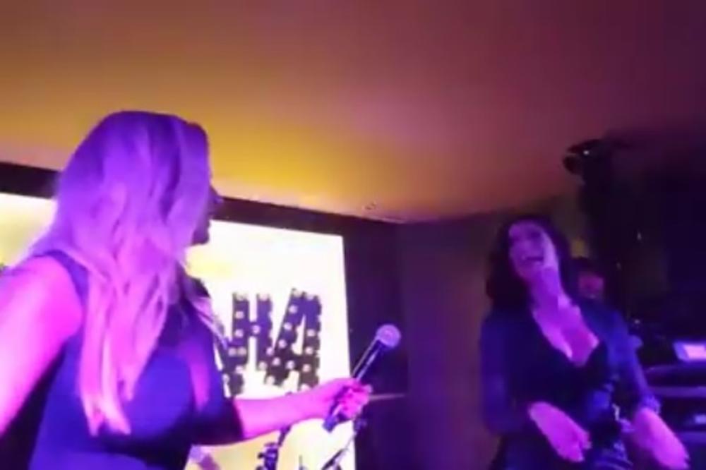 Milica Pavlović i Ana Kokić obukle kratke uske haljinice i izbacile dekolte! Nikom u klubu nije bilo dobro! (VIDEO)