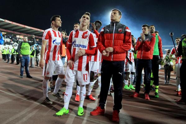 Moliš se da budeš među trojicom na poluvremenu i čekaš Grofa, a onda sve vreme viriš ka klupi! (VIDEO)