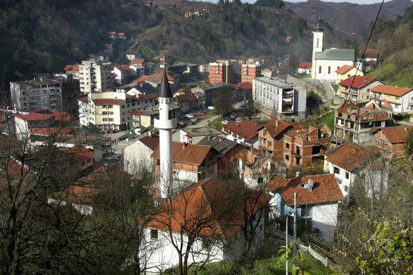 HRVAT (22) OŠTETIO SPOMENIK SREBRENIČKIM ŽRTVAMA!