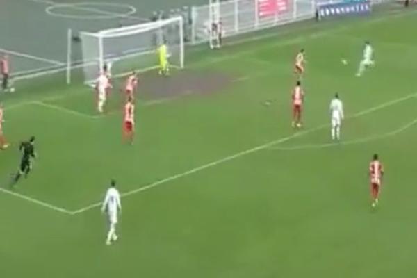 Manojlović nije ni video loptu kad je sevnuo volej bivšeg igrača Zvezde! (VIDEO)