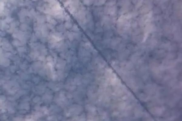 MISTERIJA: Kakva letelica je mogla OVAKO DA PRESEČE OBLAKE? (VIDEO)