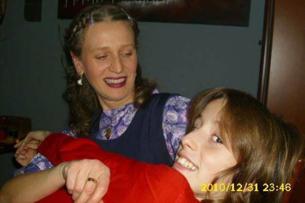 PUCAJ, UDRI MENE, DETE MI NE DIRAJ, SPAVA: Aleksina mama OPROSTILA SNS BOTU koji joj je vređao MRTVOG SINA!