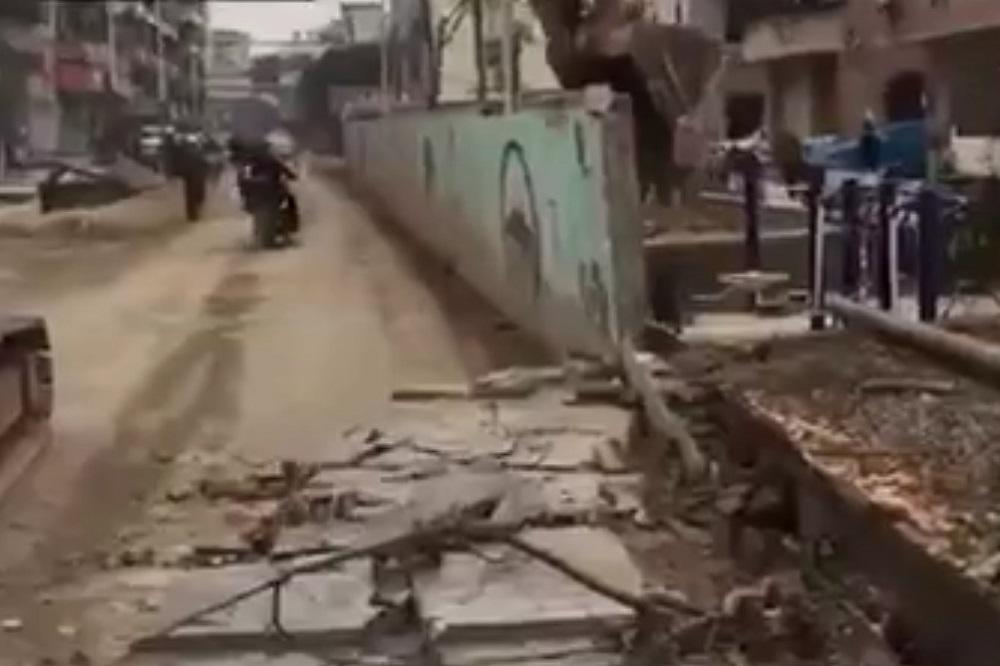 STRAŠNO! Ljudi prolaze, a on RUŠI ZID NA NJIH! (VIDEO)