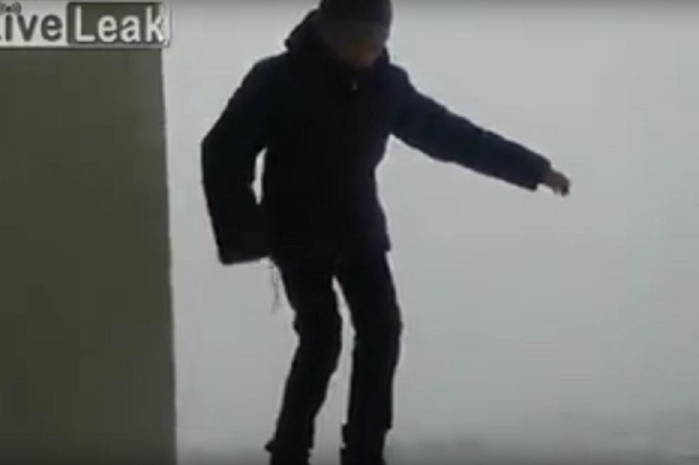 Hod smrti: Klinac je srećom preživeo svoje vratolomije na ivici terase! (VIDEO)