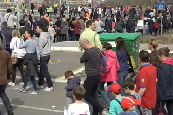 STANARI NASELJA STEPA STEPANOVIĆ NA NOGAMA! Nezadovoljni zbog izgradnje pumpe izašli na ulice (FOTO)
