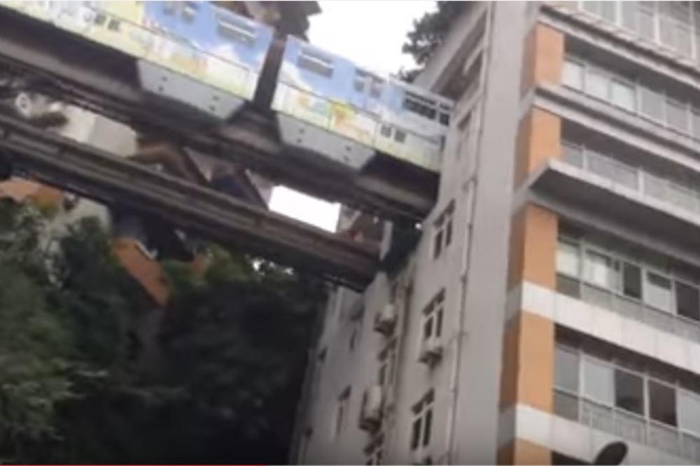 TO MOGU SAMO KINEZI: Voz im jurca kroz kuću svaki dan! (VIDEO)