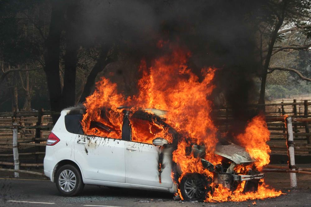 HOROR U VINČI: Zapalio čoveka u automobilu!