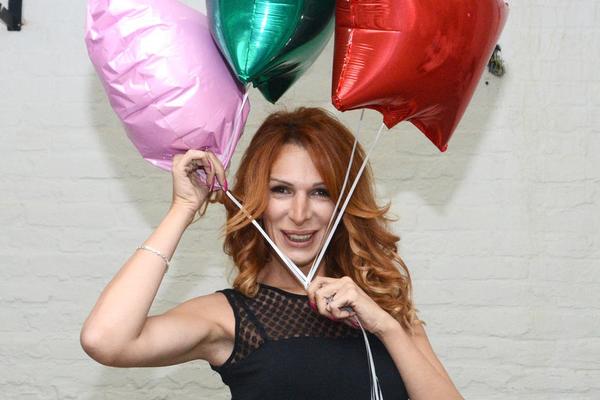 MALTRETIRALO JE 10 PIJANIH MLADIĆA USRED DANA U BEOGRADU! Natašu Mazu napali jer je transeksualac!