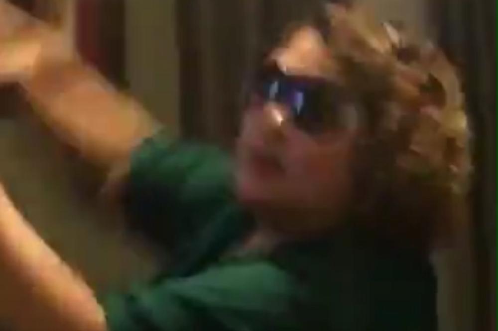 Kevo, šta to radiš?! Klinac uhvatio mamu u blamantnoj situaciji! (VIDEO)