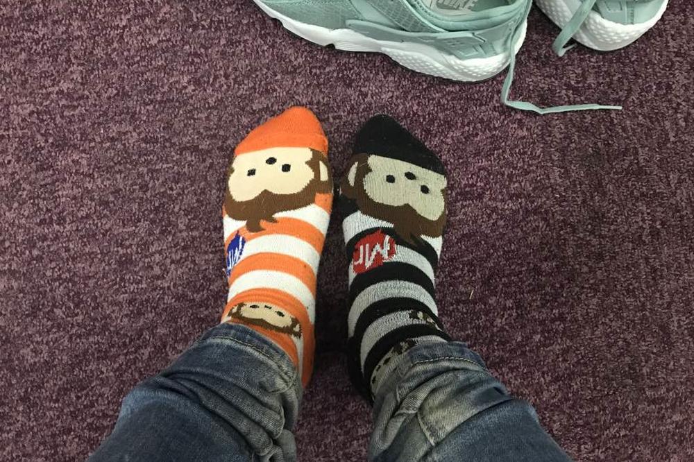 Došla sam na posao u rasparenim, šarenim čarapama! SVI SU MI SE SMEJALI, ali kad su čuli razlog, gorko se pokajali!(FOTO)