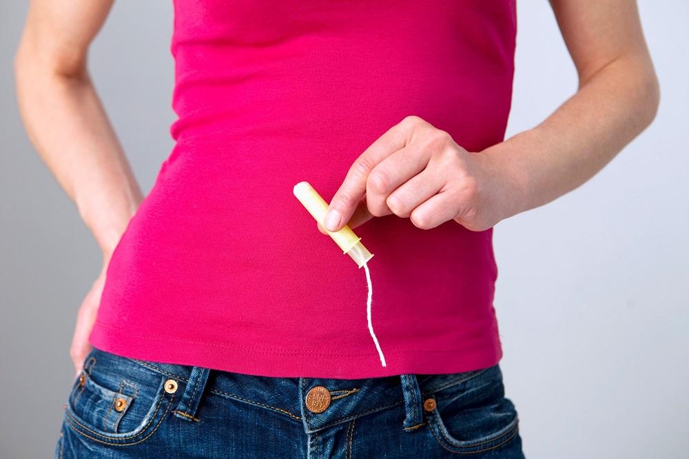 SIROMAŠTVO vlada i u Bitaniji! Umesto uložaka i tampona devojke stavljaju toalet-papir i ČARAPE!