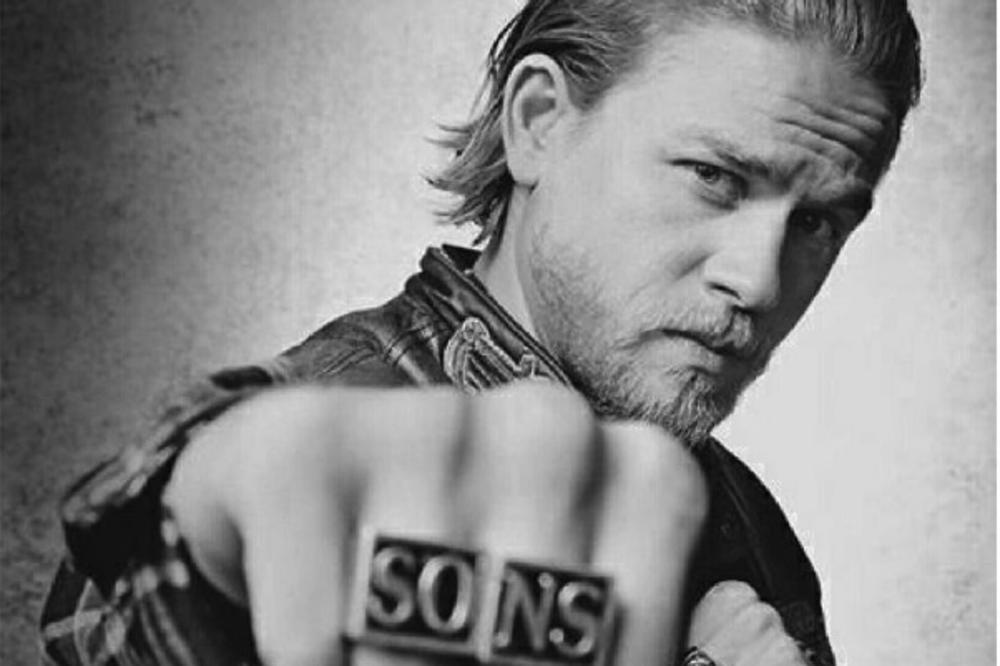 On je jedan od NAJPOŽELJNIJIH GLUMACA! Zvezda SOA se ne LJUBI SA GLUMICAMA, a razlog će vas ostaviti bez teksta!