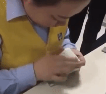 Žena je KIBORG i broji pare BRZINOM SVETLOSTI! (VIDEO)